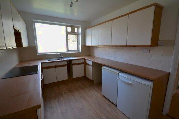 2 Bedroom Flat To Rent In Knighton Drive, Stoneygate, Leicester, LE2