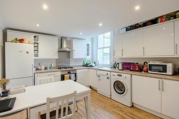 3 Bedroom Flat To Rent In Landor Road, London, SW9