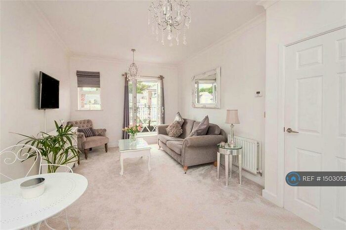 2 Bedroom Flat To Rent In Chandlers Field Drive, Haywards Heath, RH16