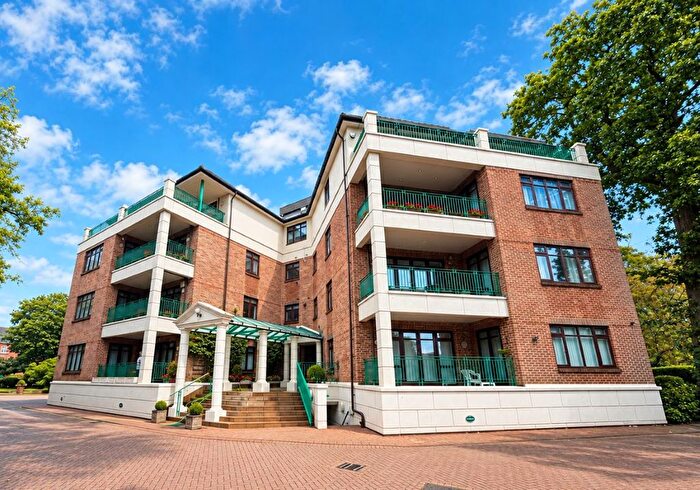3 Bedroom Flat For Sale In Flat Hartsbourne Park, High Road, Bushey Heath, Bushey, Hertfordshire, WD23