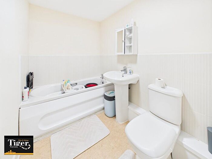 2 Bedroom Apartment For Sale In Woodlands View, Lytham St. Annes, FY8