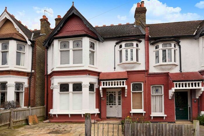 3 Bedroom Flat To Rent In Braxted Park, London, SW16