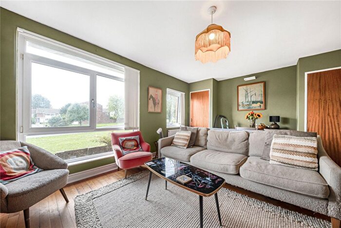 2 Bedroom Maisonette For Sale In Hayesford Park Drive, Bromley, BR2