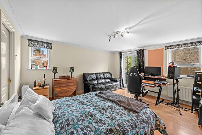 2 Bedroom Maisonette For Sale In Schooner Close, Cubitt Town, E14