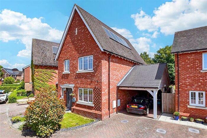 4 Bedroom Link Detached House For Sale In Shrubwood Close, Harrietsham, Maidstone, Kent, ME17