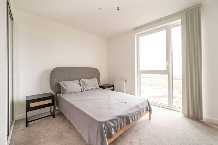 1 Bedroom Flat To Rent In Holcombe Mansions, Barking, IG11