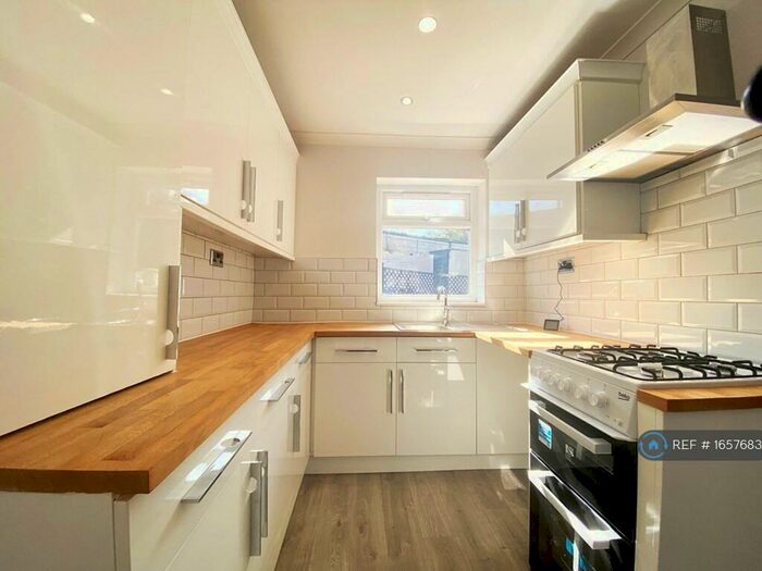 3 Bedroom End Of Terrace House To Rent In Carlton Road, Barnsley, S71