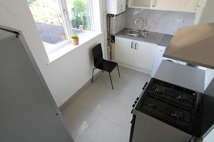 3 Bedroom Flat To Rent In Streatham Vale, London, SW16