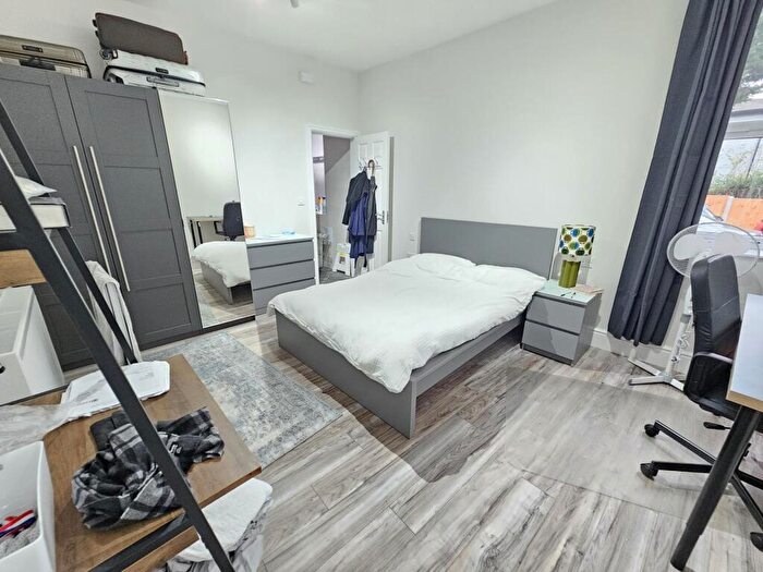 2 Bedroom House To Rent In A Victoria Road, Leeds, LS6