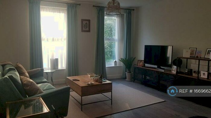 2 Bedroom Flat To Rent In Sandhurst House, South Croydon, CR2