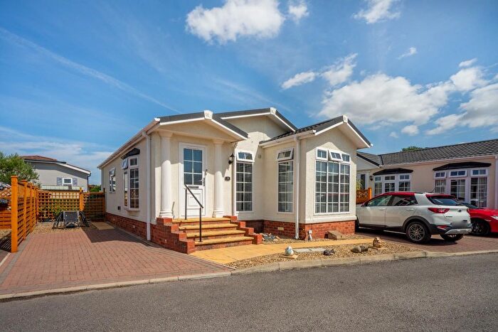 2 Bedroom Mobile/park Home For Sale In Swanlow Drive, Acaster Malbis, York, YO23