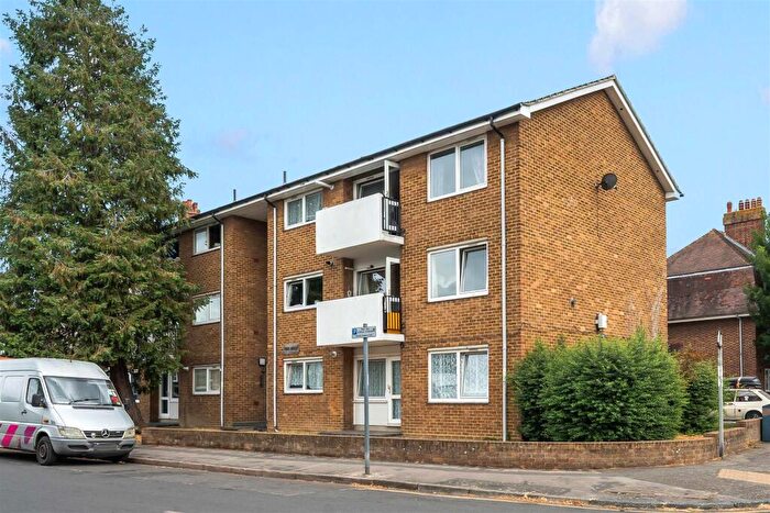 2 Bedroom Apartment For Sale In Elm Road, Kingston Upon Thames, KT2