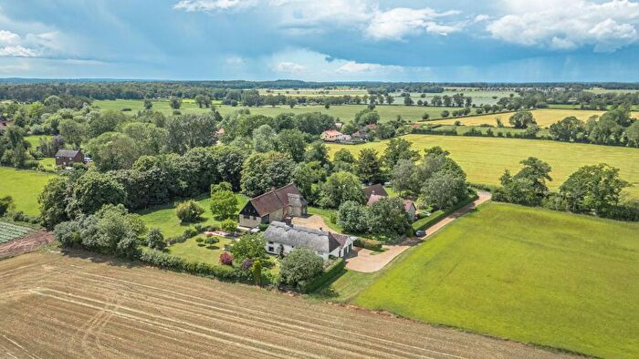 4 Bedroom House For Sale In Thatched Farmhouse And Unconverted Barn In Merton, IP25