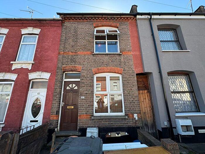 2 Bedroom Terraced House For Sale In Oak Road, Luton, LU4