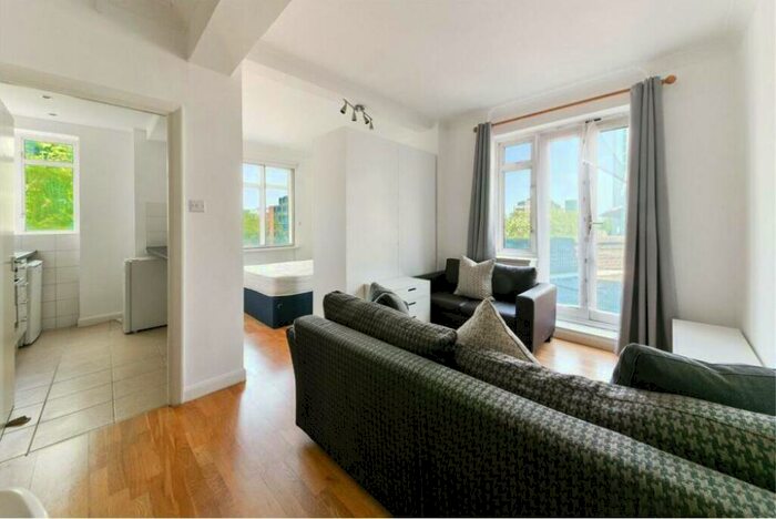 Flat To Rent In Warren Court, Euston Road, London, NW1