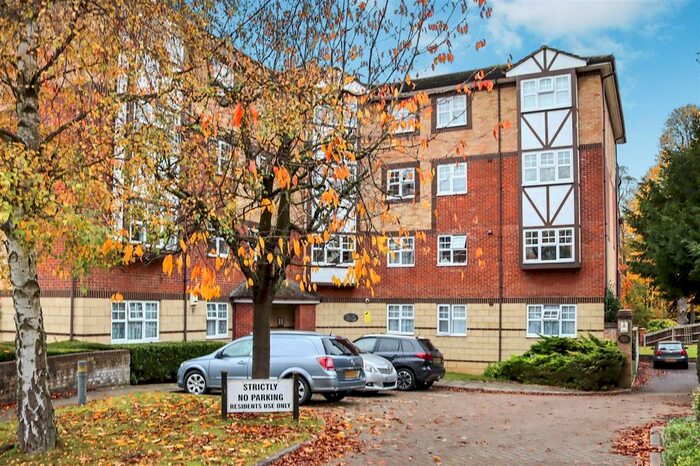 3 Bedroom Flat To Rent In Queens Court, Knightfield, Luton, LU2