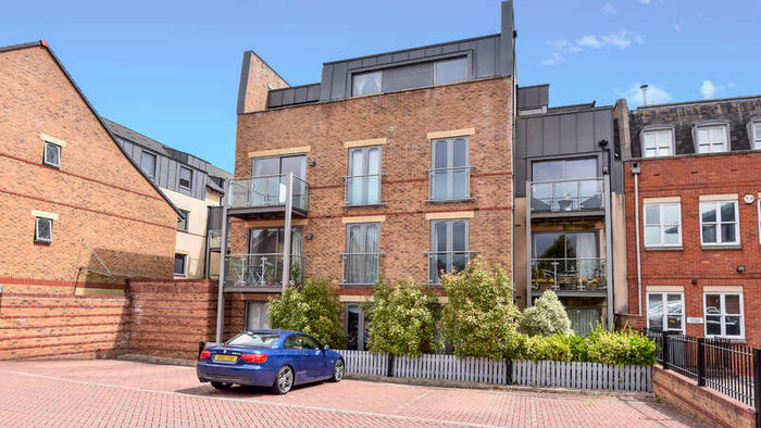 2 Bedroom Flat To Rent In Spur House, SL6