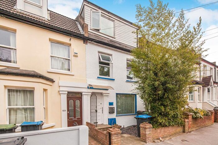 3 Bedroom Flat To Rent In Queen Mary Road London, SE19