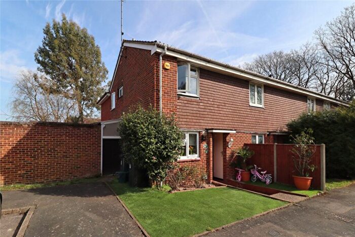 3 Bedroom End Of Terrace House For Sale In Kenton Way, Woking, Surrey, GU21