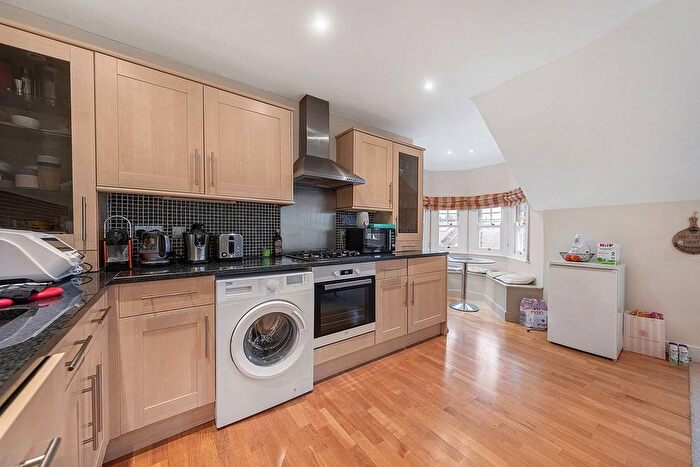 3 Bedroom Flat To Rent In Oakhill Road, Putney, London, SW15