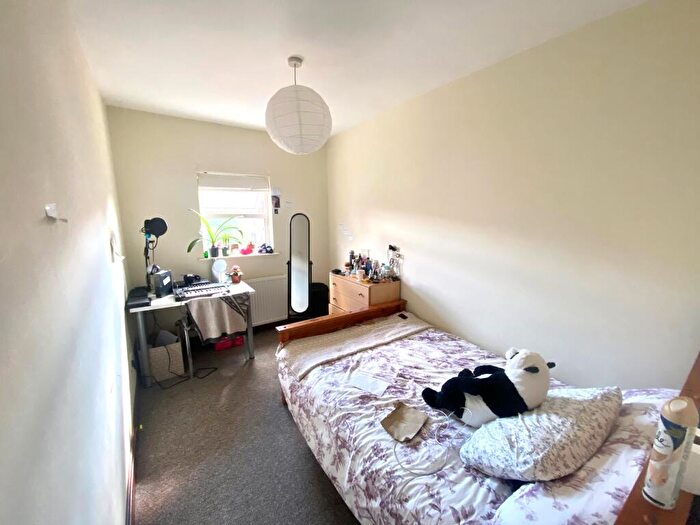 5 Bedroom House To Rent In Milton Road, Polygon, SO15