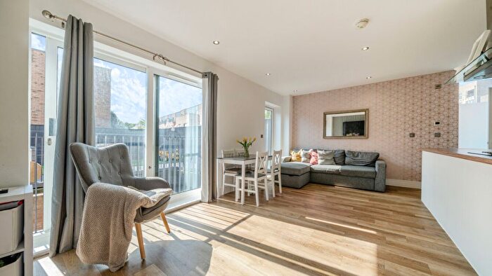 2 Bedroom Maisonette For Sale In Strata Road, Erith, DA8