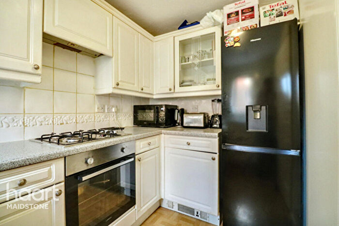 2 Bedroom Apartment For Sale In Lindisfarne Gardens, Maidstone, ME16