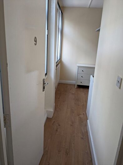 1 Bedroom Terraced House To Rent In Hammersmith Road, London, W14