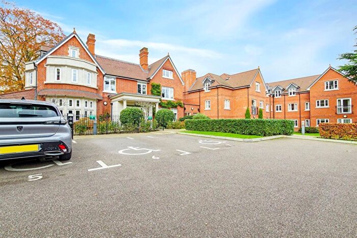 2 Bedroom Flat For Sale In St. Pauls Cray Road, Chislehurst, BR7