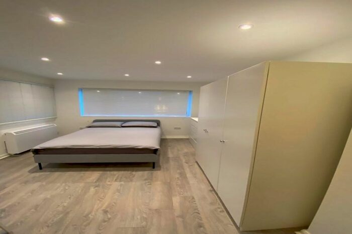 Studio To Rent In Woodside Road, London, N22