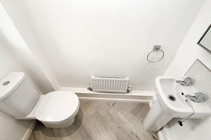 4 Bedroom Town House To Rent In Oakhurst Drive, Wardle, OL12