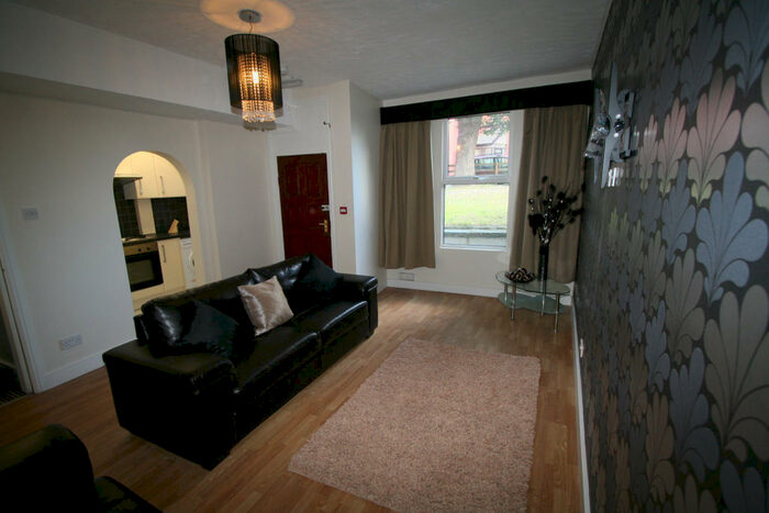 5 Bedroom House To Rent In St Michaels Lane, Leeds, LS4