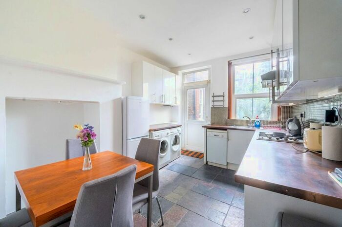 2 Bedroom Flat To Rent In Talgarth Mansions, Barons Court, London, W14