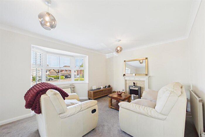 3 Bedroom Detached House For Sale In Chatsworth Green, Hatch Warren, Basingstoke, RG22