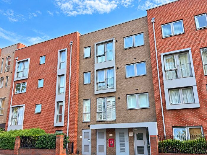 3 Bedroom Flat To Rent In High Road Leyton, London, E10