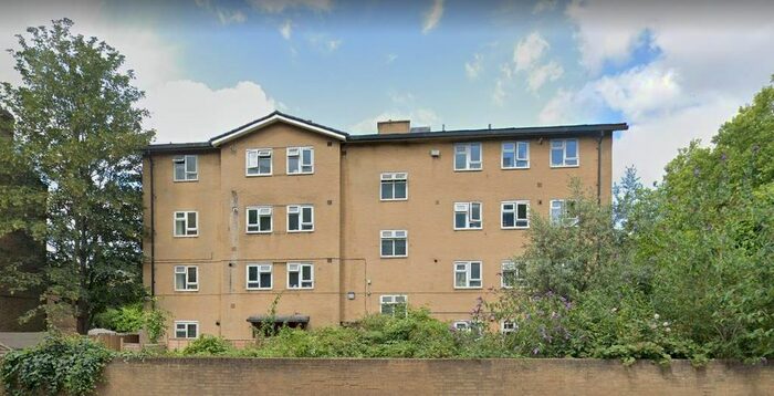 3 Bedroom Flat To Rent In Macfarlane Road, Shepherds Bush, London, W12