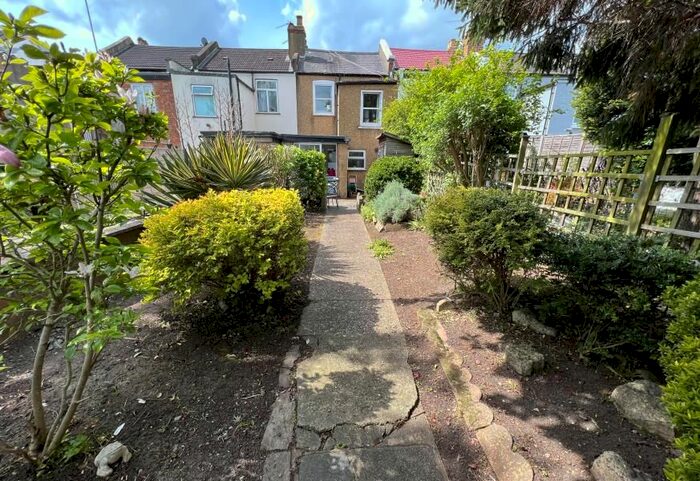 3 Bedroom Terraced House For Sale In Long Lane, Finchley, N3