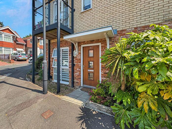 1 Bedroom Apartment For Sale In Old Road, East Cowes, PO32