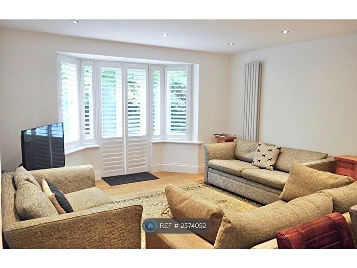 2 Bedroom Flat To Rent In Chimneys Court, London, SW19