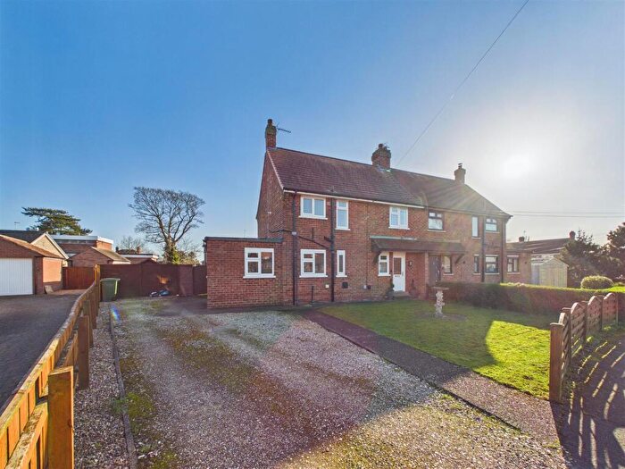 3 Bedroom Semi Detached House For Sale In Grange Park, Brough, HU15