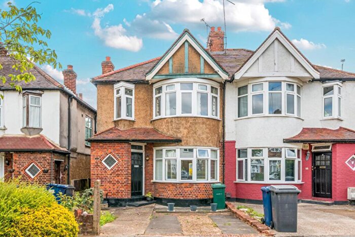 1 Bedroom Maisonette For Sale In Pymmes Green Road, New Southgate, London, N11