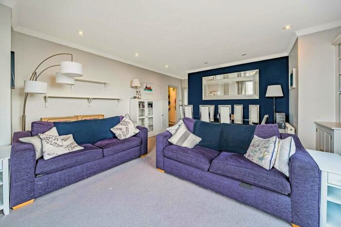 2 Bedroom Flat To Rent In Trade Tower, Wandsworth, London, SW11