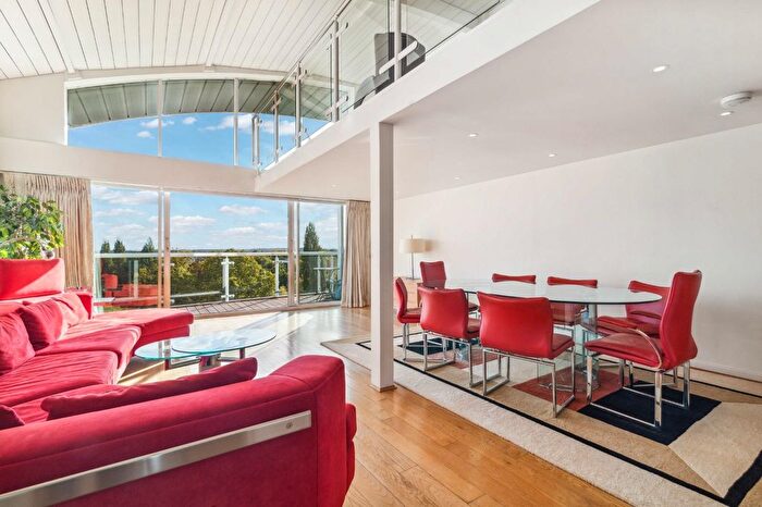 3 Bedroom Property For Sale In Regatta Point, Kew Bridge Road, TW8