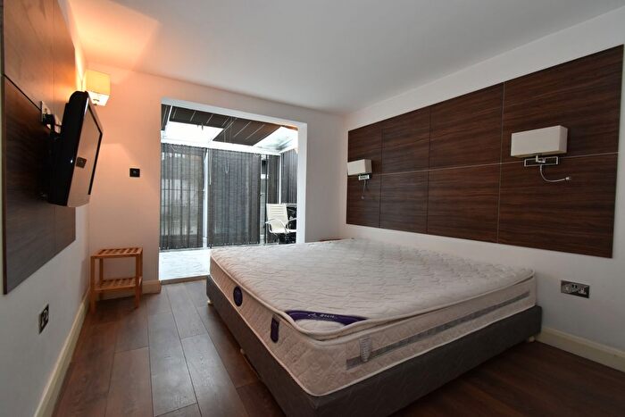 5 Bedroom Flat To Rent In London, W4