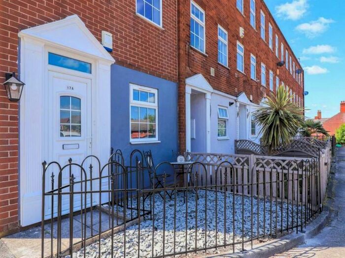 3 Bedroom Town House To Rent In Wentworth Street, Wakefield, WF1