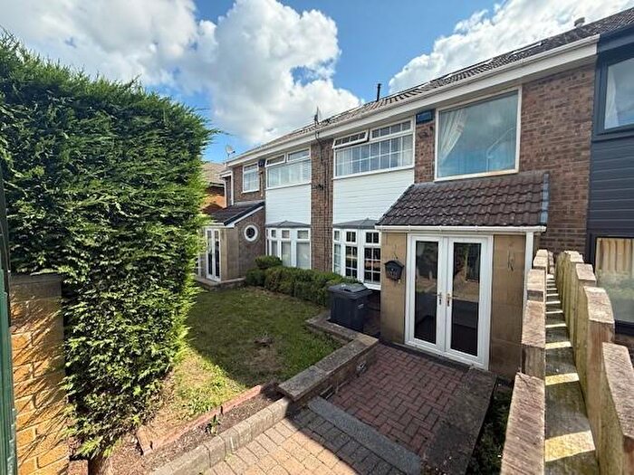 3 Bedroom Town House To Rent In Exley Mount, Bradford, BD7