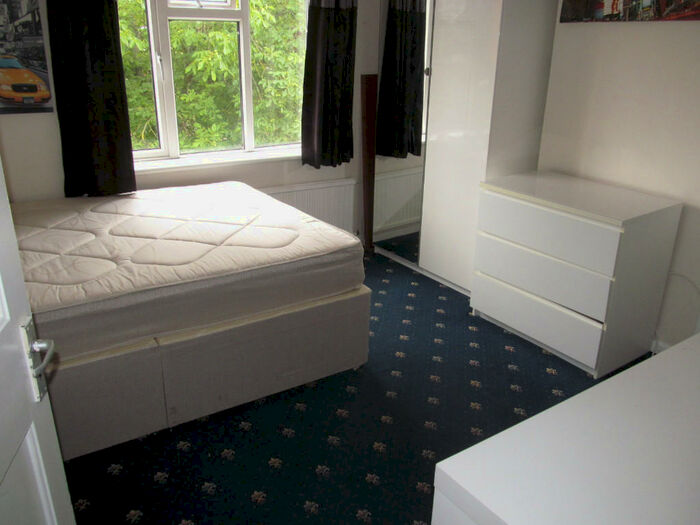 4 Bedroom Semi-Detached House To Rent In Addington Road, Reading, Berkshire, RG1