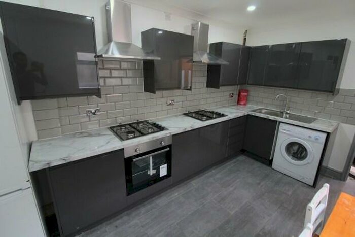 6 Bedroom Terraced House To Rent In Harriet Street Cardiff, CF24