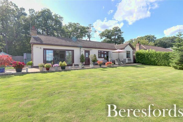 3 Bedroom Bungalow For Sale In Oakleigh Farm Cottages, Rayleigh Road, CM13