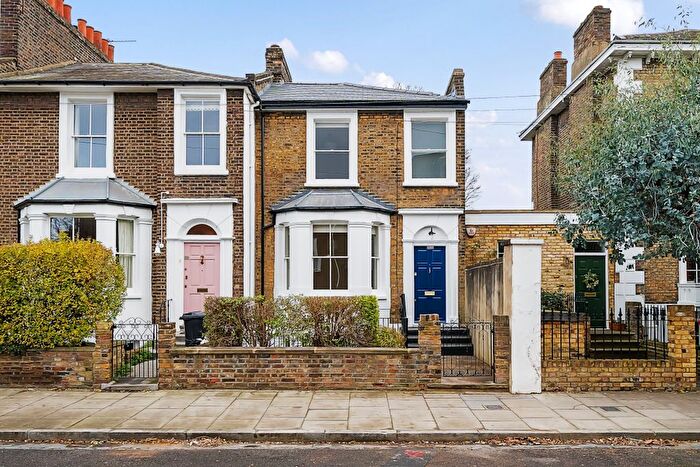 Terraced House To Rent In Mortimer Road, London, N1